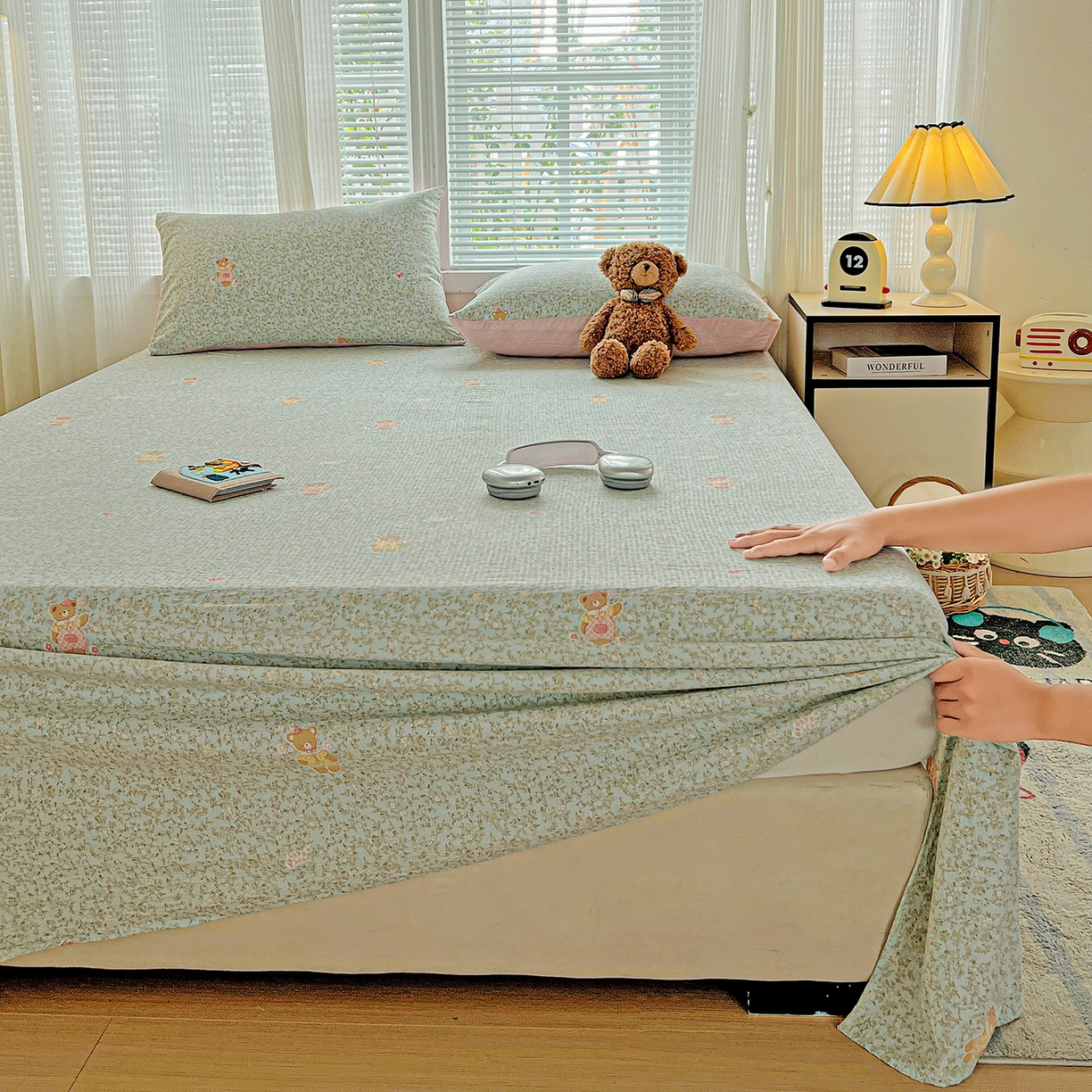 91家纺网 家纺一手货源 找家纺 格真 2025秋冬新款110克高克重提花加厚皱皱纱双层纱印花单床笠 香草熊