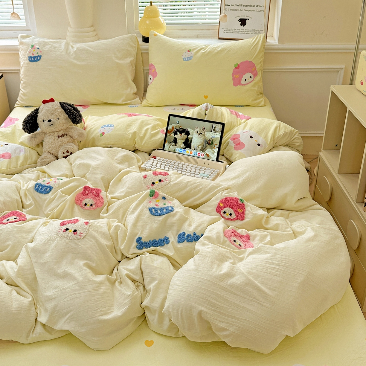 91家纺网 家纺一手货源 找家纺 奈颜 2025新款爆款水洗云朵棉毛巾绣四件套 小美喵喵-奶黄