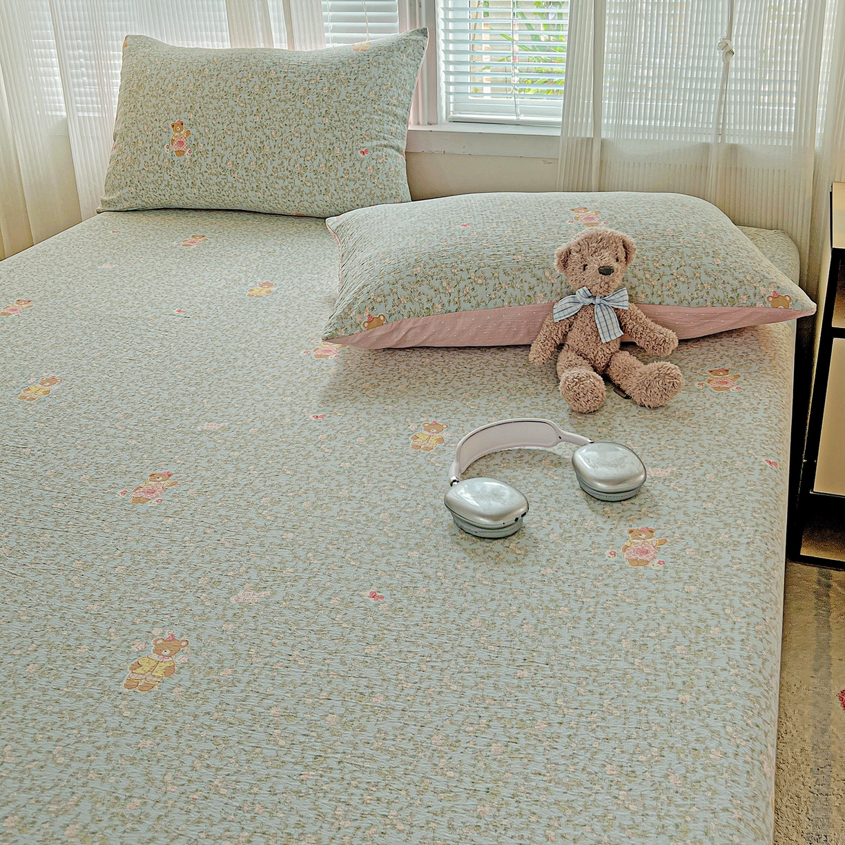 91家纺网 家纺一手货源 找家纺 格真 2025秋冬新款110克高克重提花加厚皱皱纱双层纱印花单床笠 香草熊