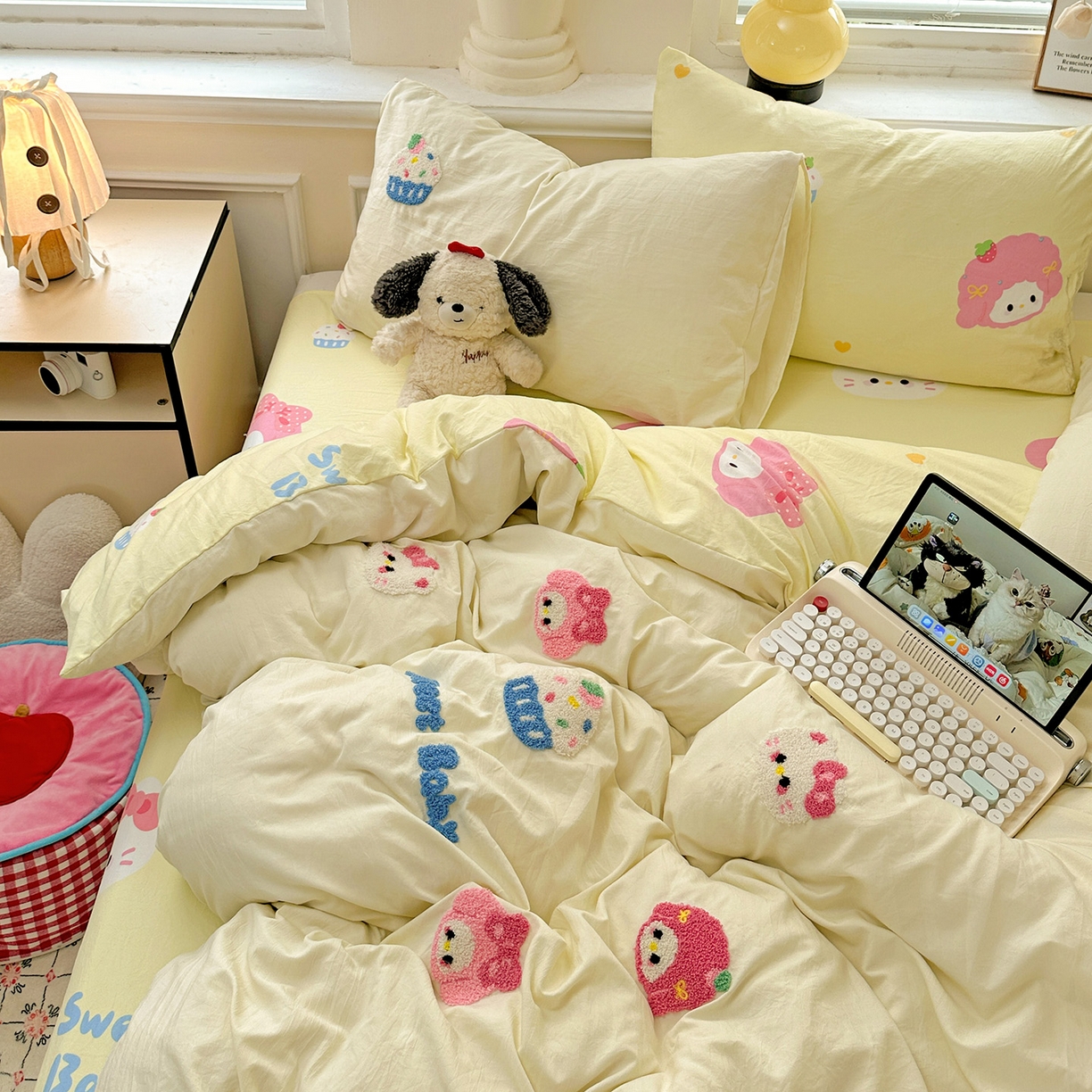 91家纺网 家纺一手货源 找家纺 奈颜 2025新款爆款水洗云朵棉毛巾绣四件套 小美喵喵-奶黄