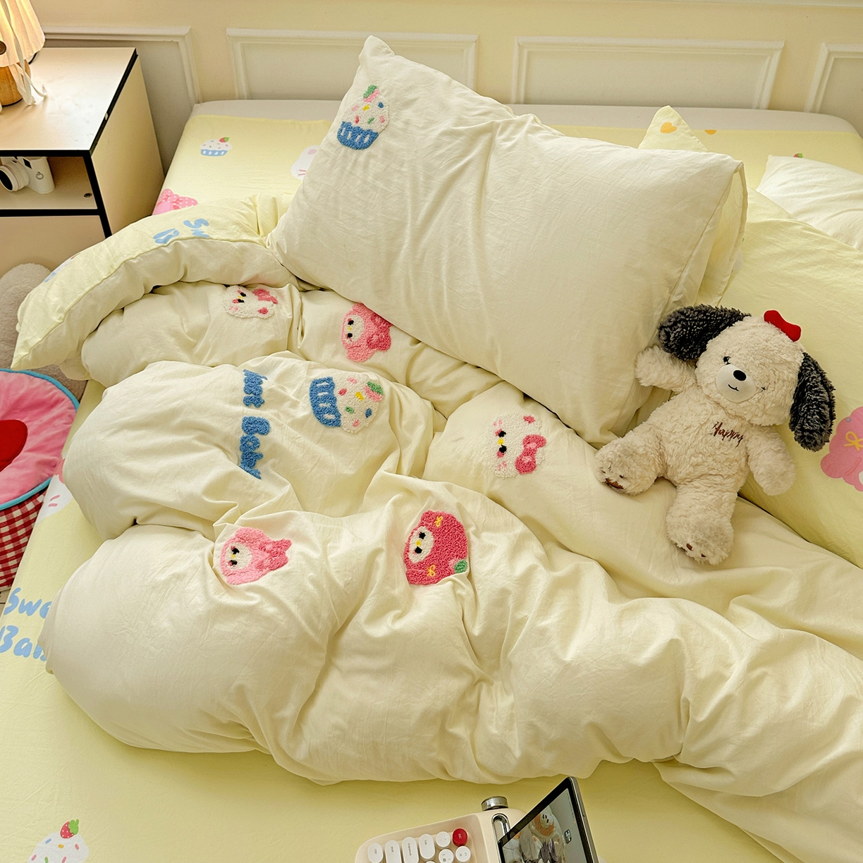 91家纺网 家纺一手货源 找家纺 奈颜 2025新款爆款水洗云朵棉毛巾绣四件套 小美喵喵-奶黄