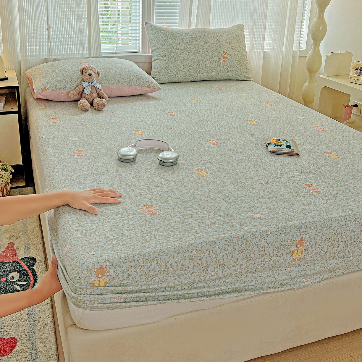 91家纺网 家纺一手货源 找家纺 格真 2025秋冬新款110克高克重提花加厚皱皱纱双层纱印花单床笠 香草熊