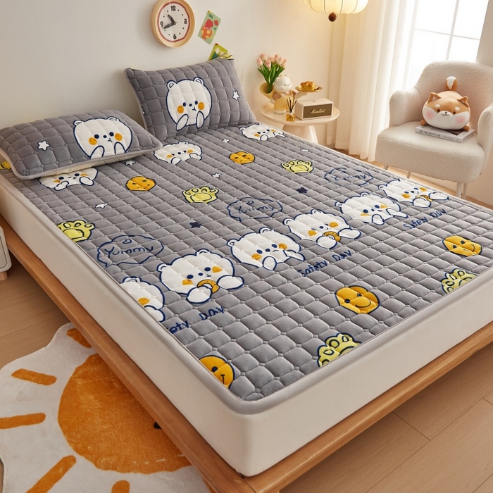 91家纺网 家纺一手货源 找家纺 奇丝雅 2025新款A类牛奶绒床褥床垫软垫家用学生宿舍上下铺寝室床护垫夹棉褥子-大床款单件 欢乐熊