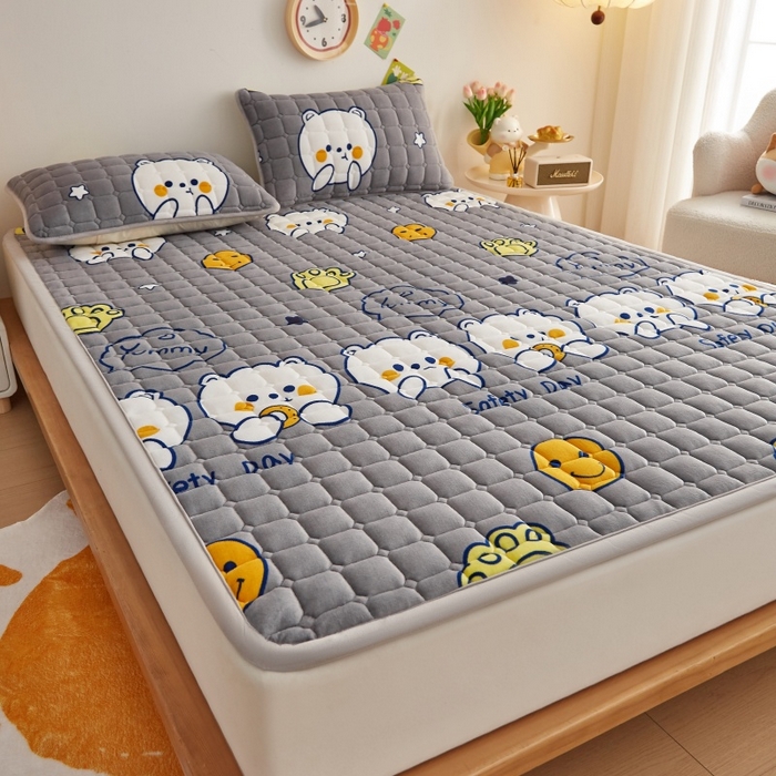 91家纺网 家纺一手货源 找家纺 奇丝雅 2025新款A类牛奶绒床褥床垫软垫家用学生宿舍上下铺寝室床护垫夹棉褥子-大床款单件 欢乐熊