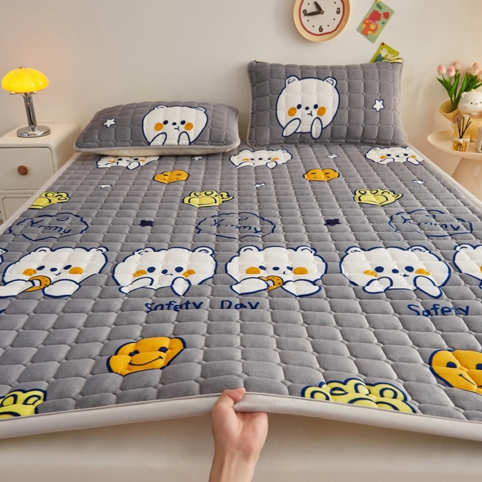 91家纺网 家纺一手货源 找家纺 奇丝雅 2025新款A类牛奶绒床褥床垫软垫家用学生宿舍上下铺寝室床护垫夹棉褥子-大床款单件 欢乐熊