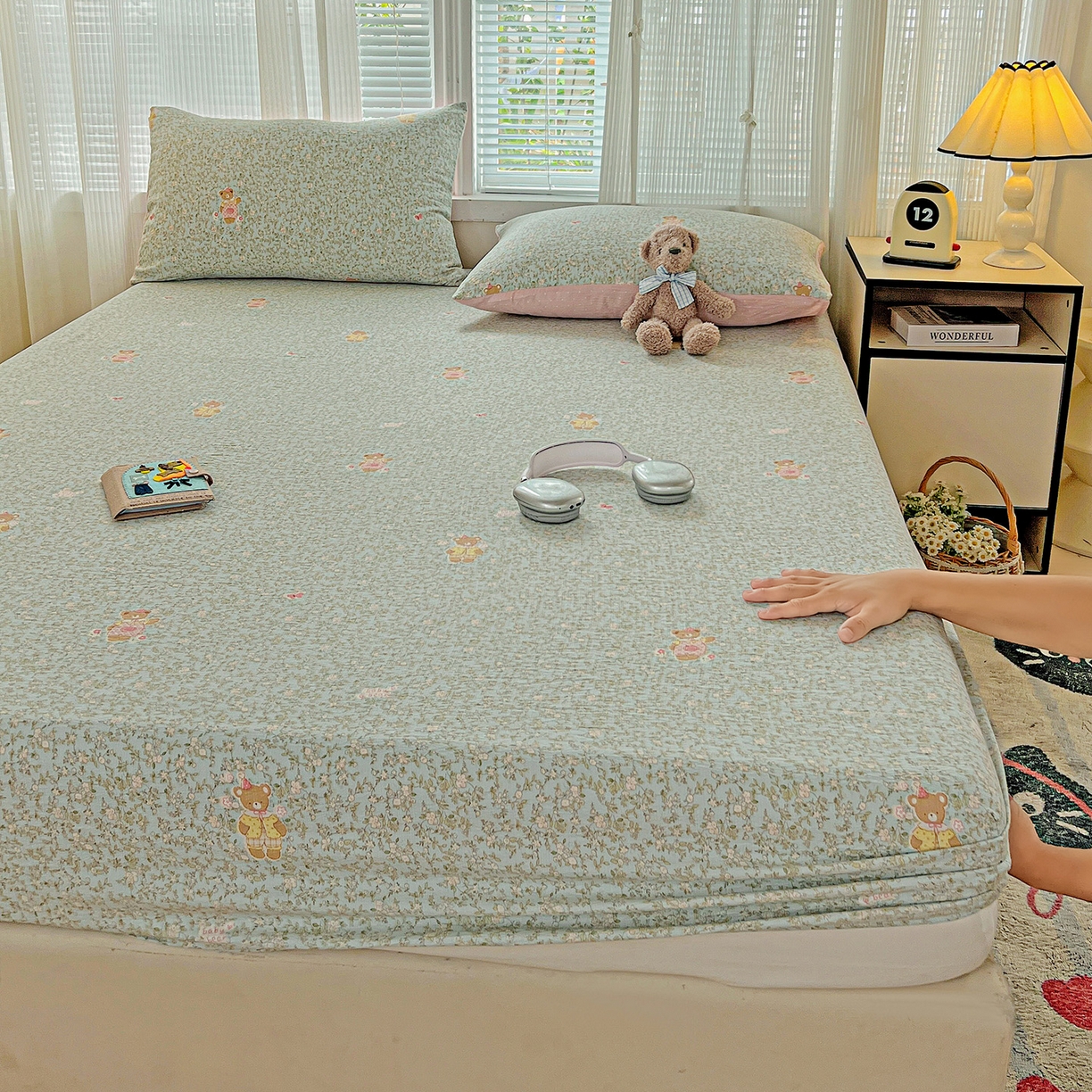 91家纺网 家纺一手货源 找家纺 格真 2025秋冬新款110克高克重提花加厚皱皱纱双层纱印花单床笠 香草熊