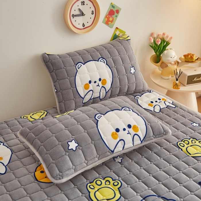 91家纺网 家纺一手货源 找家纺 奇丝雅 2025新款A类牛奶绒床褥床垫软垫家用学生宿舍上下铺寝室床护垫夹棉褥子-大床款单件 欢乐熊