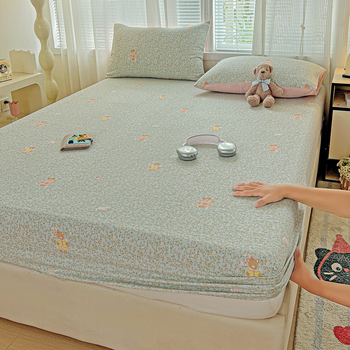 91家纺网 家纺一手货源 找家纺 格真 2025秋冬新款110克高克重提花加厚皱皱纱双层纱印花单床笠 香草熊