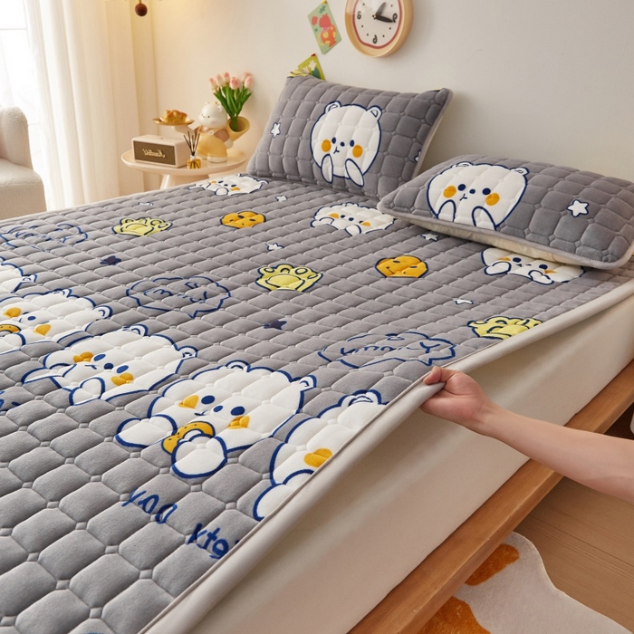91家纺网 家纺一手货源 找家纺 奇丝雅 2025新款A类牛奶绒床褥床垫软垫家用学生宿舍上下铺寝室床护垫夹棉褥子-大床款单件 欢乐熊