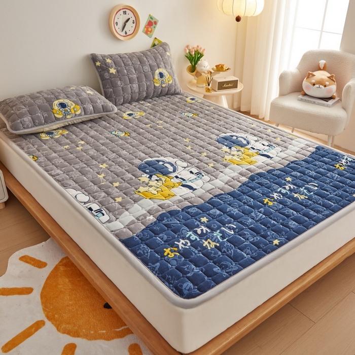 91家纺网 家纺一手货源 找家纺 奇丝雅 2025新款A类牛奶绒床褥床垫软垫家用学生宿舍上下铺寝室床护垫夹棉褥子-大床款套件 宇航员