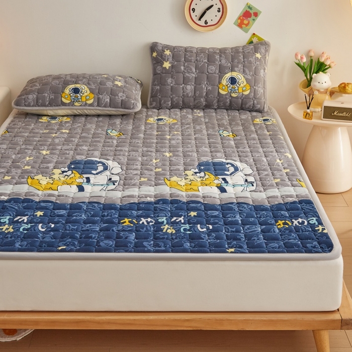 91家纺网 家纺一手货源 找家纺 奇丝雅 2025新款A类牛奶绒床褥床垫软垫家用学生宿舍上下铺寝室床护垫夹棉褥子-大床款套件 宇航员