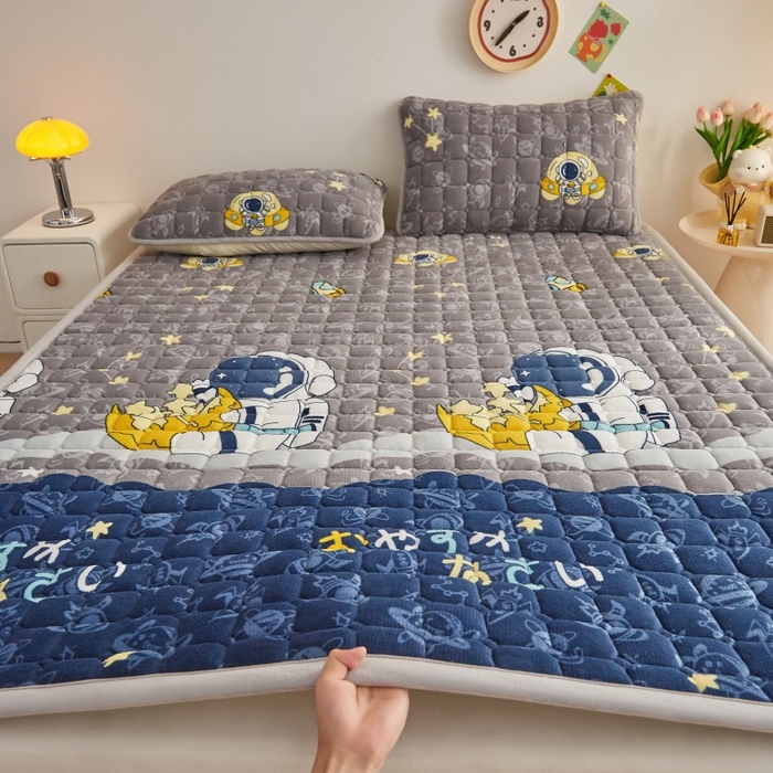 91家纺网 家纺一手货源 找家纺 奇丝雅 2025新款A类牛奶绒床褥床垫软垫家用学生宿舍上下铺寝室床护垫夹棉褥子-大床款套件 宇航员