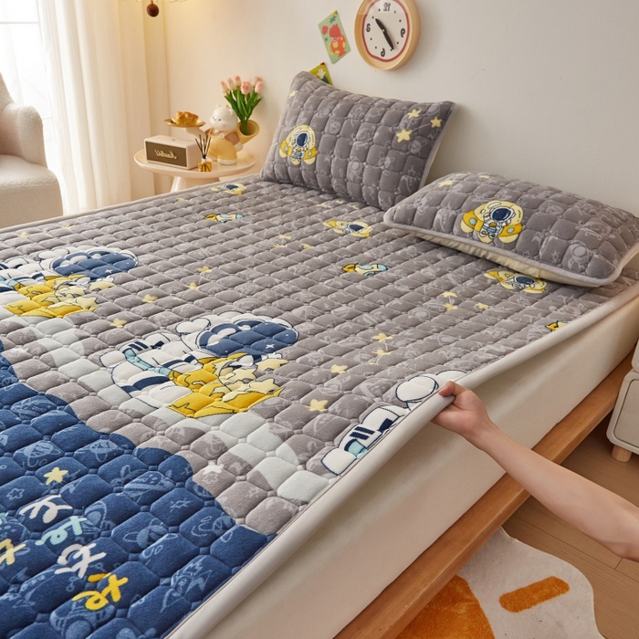 91家纺网 家纺一手货源 找家纺 奇丝雅 2025新款A类牛奶绒床褥床垫软垫家用学生宿舍上下铺寝室床护垫夹棉褥子-大床款套件 宇航员