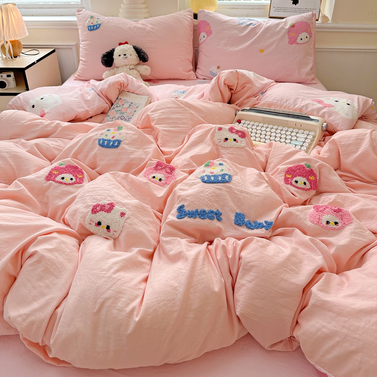 91家纺网 家纺一手货源 找家纺 奈颜 2025新款爆款水洗云朵棉毛巾绣四件套 小美喵喵-浅粉