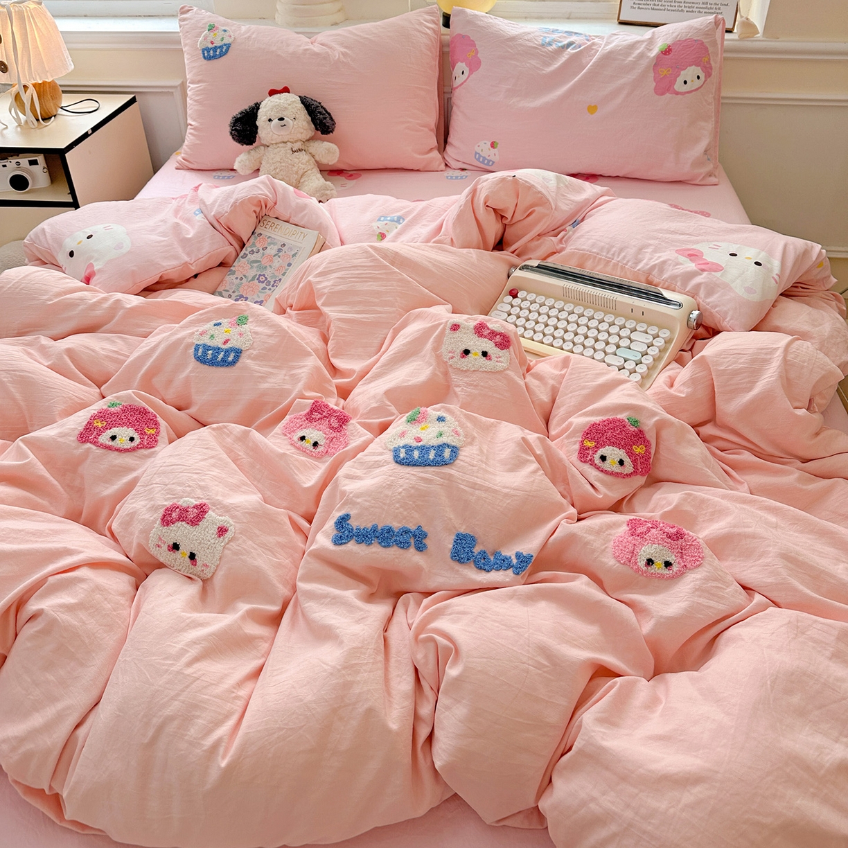 91家纺网 家纺一手货源 找家纺 奈颜 2025新款爆款水洗云朵棉毛巾绣四件套 小美喵喵-浅粉