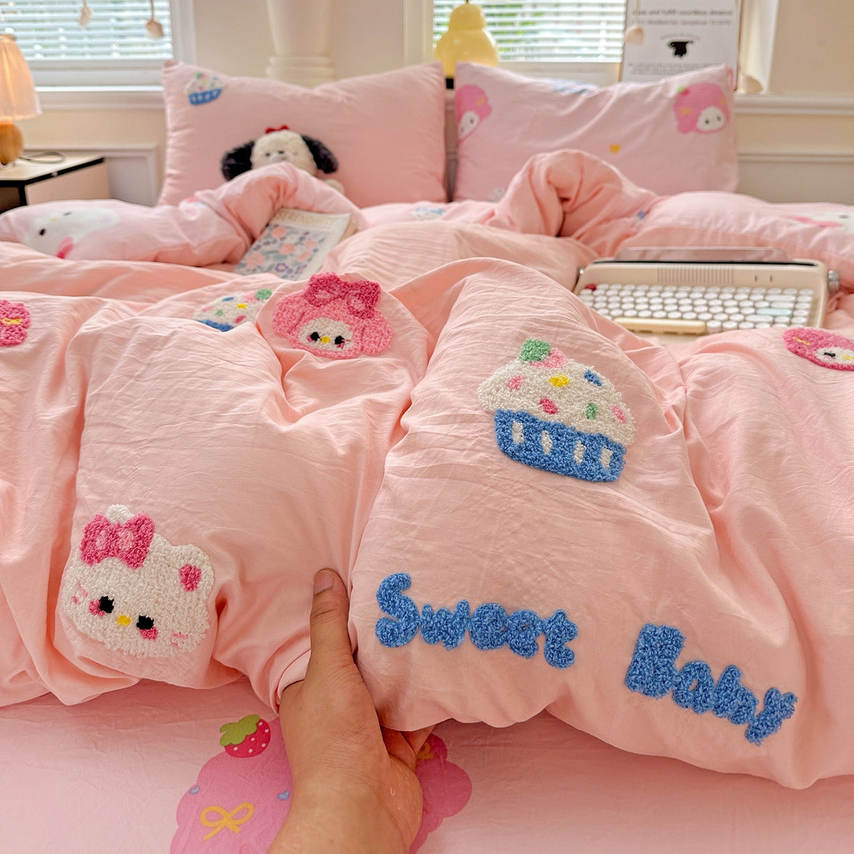 91家纺网 家纺一手货源 找家纺 奈颜 2025新款爆款水洗云朵棉毛巾绣四件套 小美喵喵-浅粉