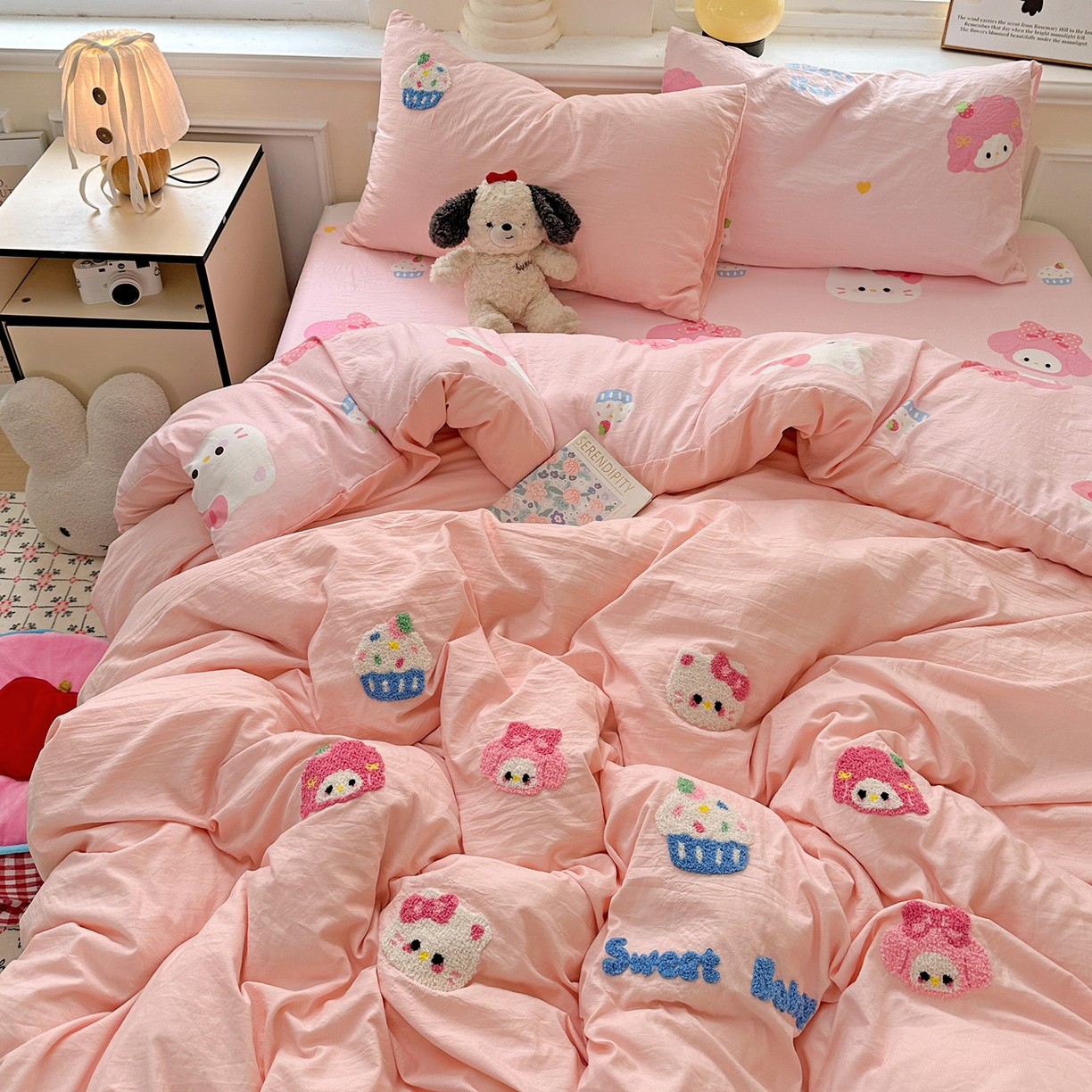 91家纺网 家纺一手货源 找家纺 奈颜 2025新款爆款水洗云朵棉毛巾绣四件套 小美喵喵-浅粉