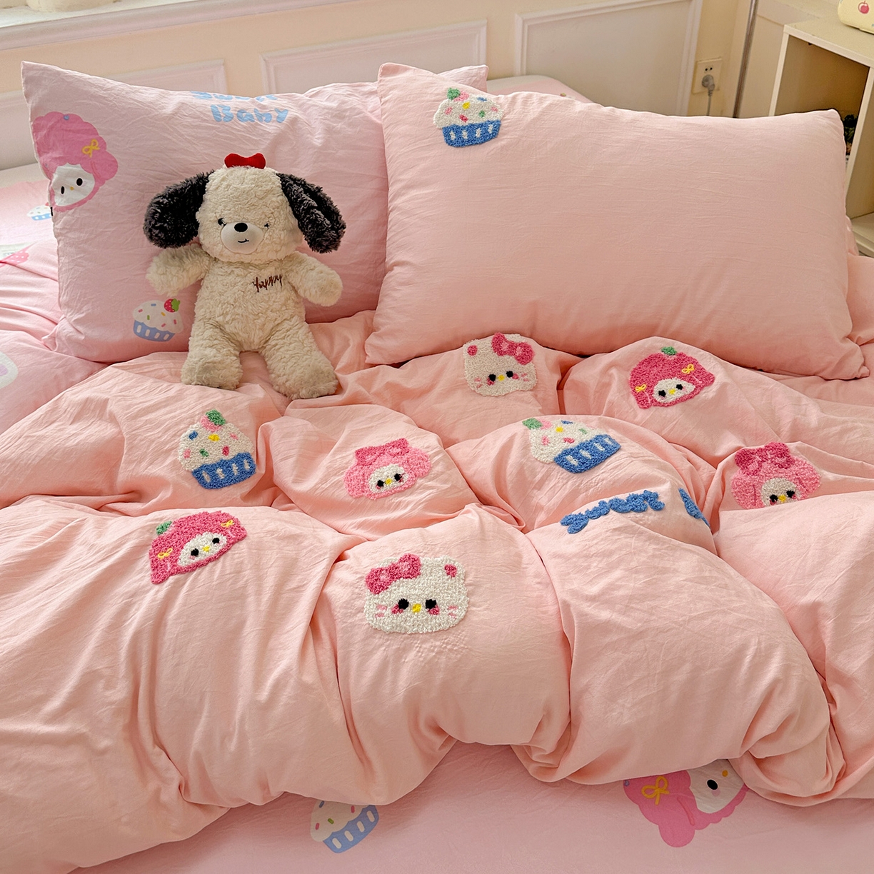 91家纺网 家纺一手货源 找家纺 奈颜 2025新款爆款水洗云朵棉毛巾绣四件套 小美喵喵-浅粉