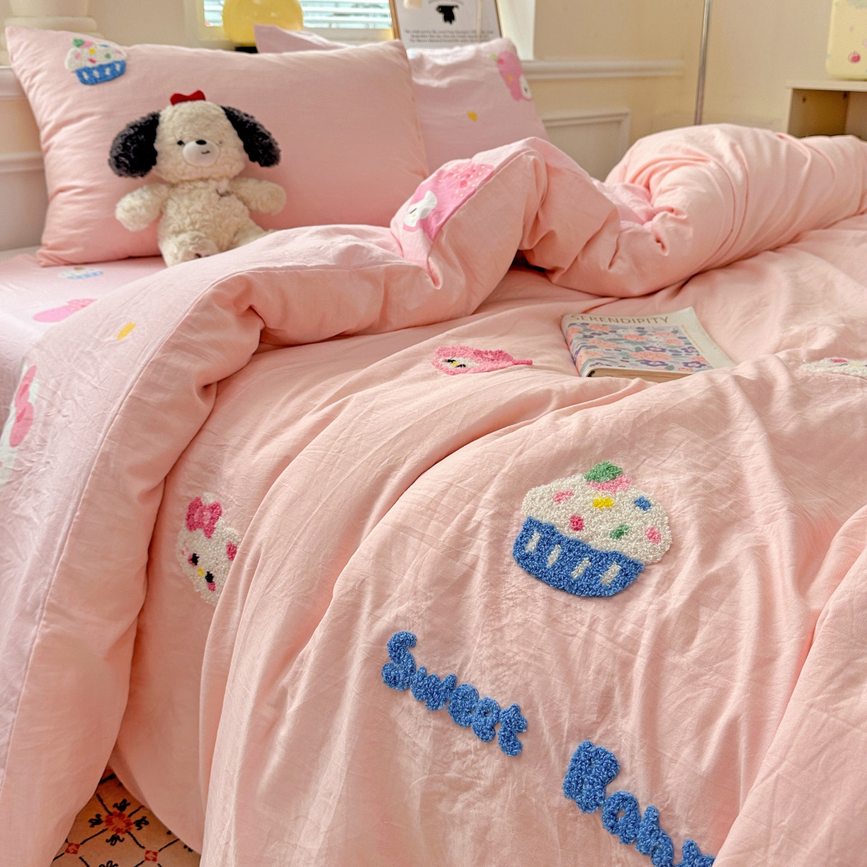 91家纺网 家纺一手货源 找家纺 奈颜 2025新款爆款水洗云朵棉毛巾绣四件套 小美喵喵-浅粉