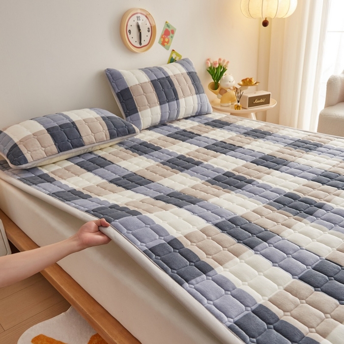 91家纺网 家纺一手货源 找家纺 奇丝雅 2025新款A类牛奶绒床褥床垫软垫家用学生宿舍上下铺寝室床护垫夹棉褥子-大床款套件 大蓝格