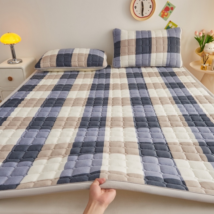 91家纺网 家纺一手货源 找家纺 奇丝雅 2025新款A类牛奶绒床褥床垫软垫家用学生宿舍上下铺寝室床护垫夹棉褥子-大床款套件 大蓝格
