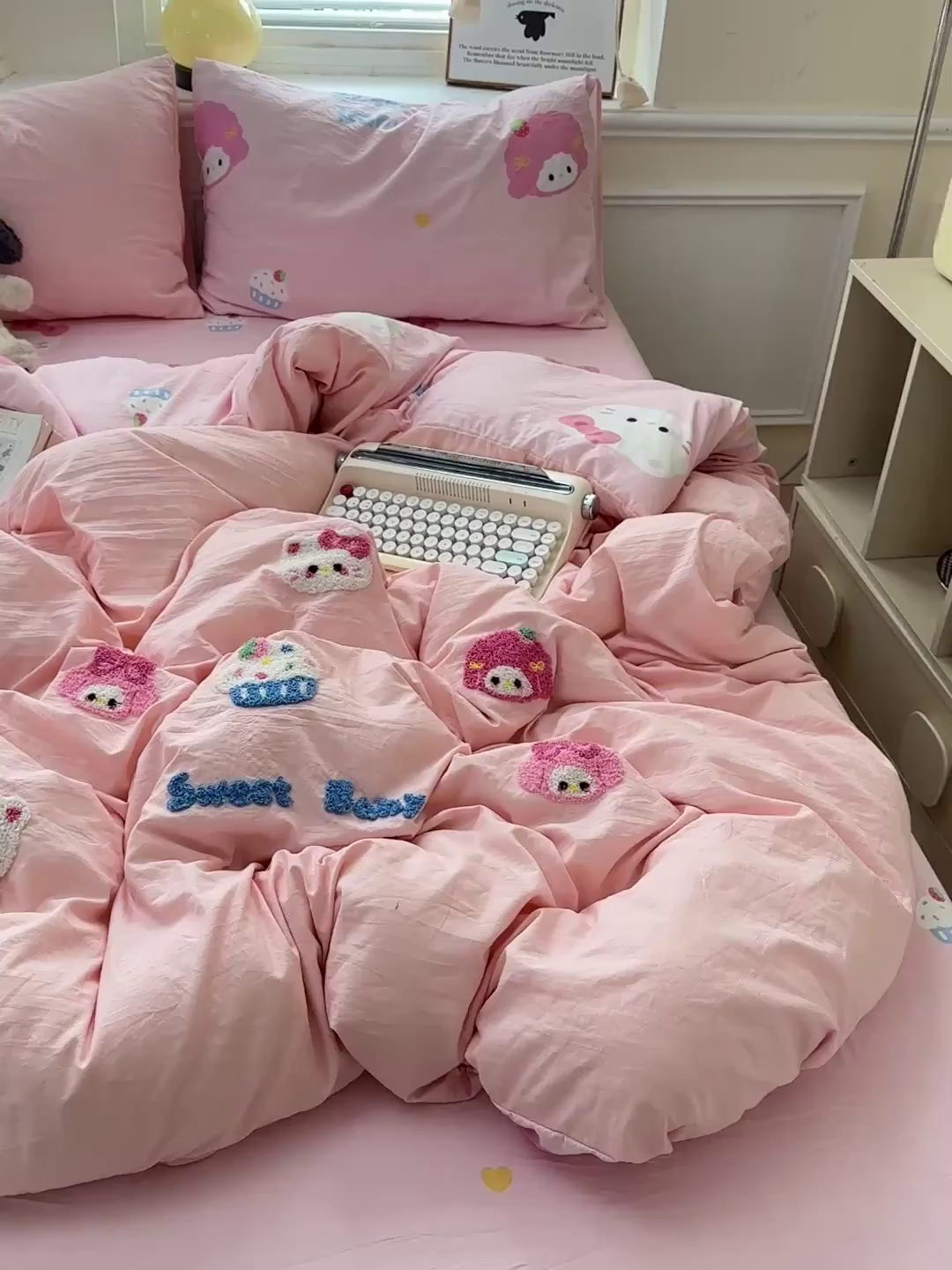 91家纺网 家纺一手货源 找家纺 奈颜 2025新款爆款水洗云朵棉毛巾绣四件套 小美喵喵-浅粉