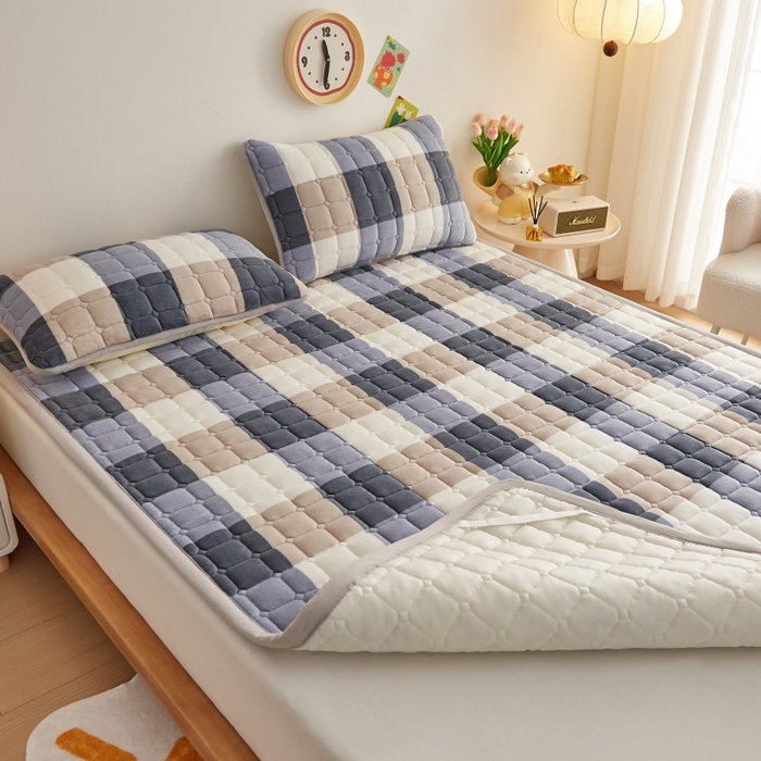 91家纺网 家纺一手货源 找家纺 奇丝雅 2025新款A类牛奶绒床褥床垫软垫家用学生宿舍上下铺寝室床护垫夹棉褥子-大床款套件 大蓝格