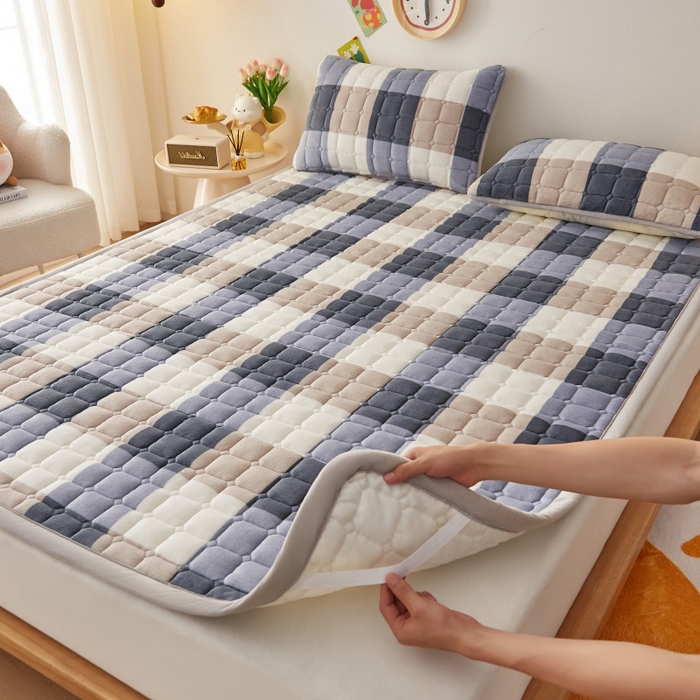 91家纺网 家纺一手货源 找家纺 奇丝雅 2025新款A类牛奶绒床褥床垫软垫家用学生宿舍上下铺寝室床护垫夹棉褥子-大床款套件 大蓝格