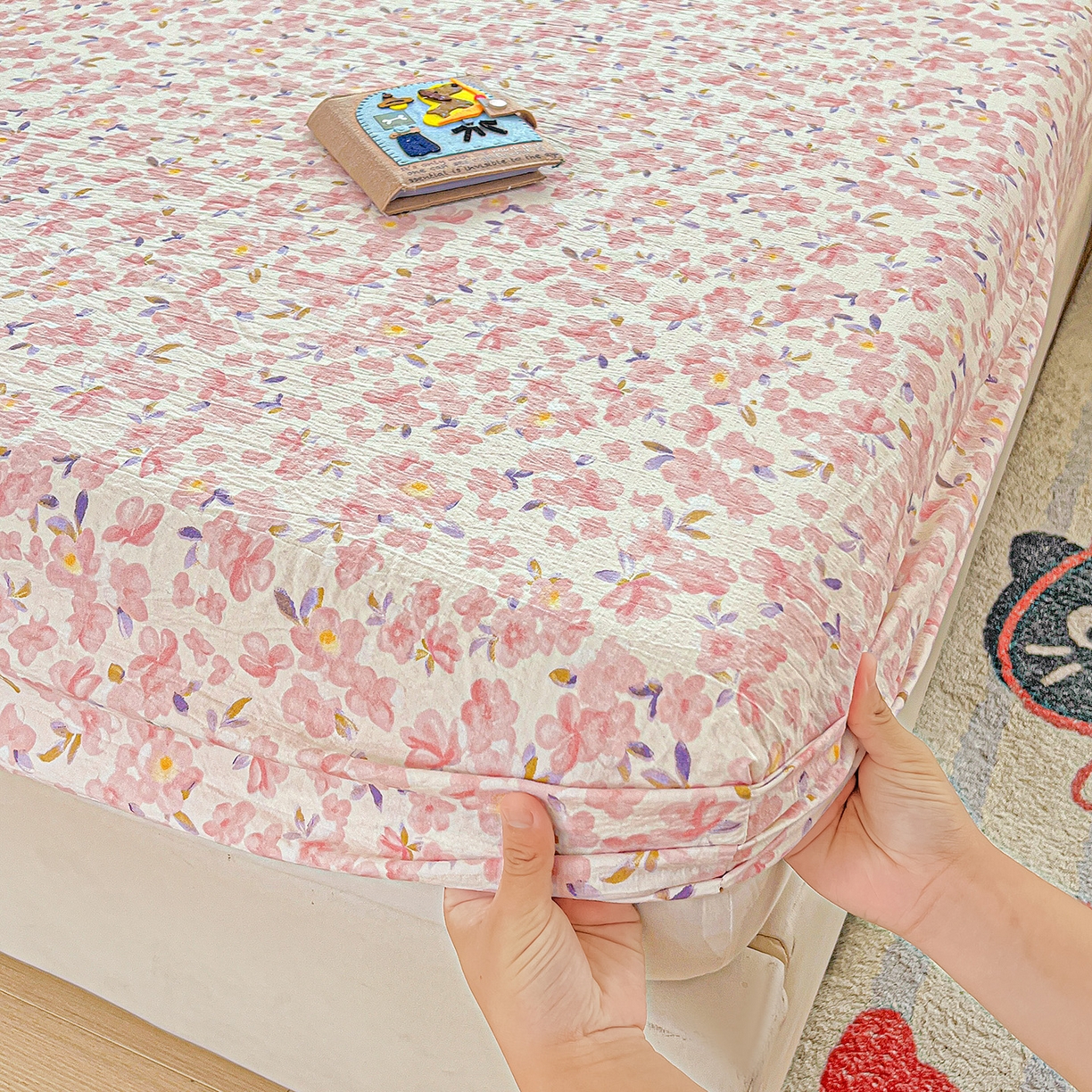 91家纺网 家纺一手货源 找家纺 格真 2025秋冬新款110克高克重提花加厚皱皱纱双层纱印花单床笠 嫣然