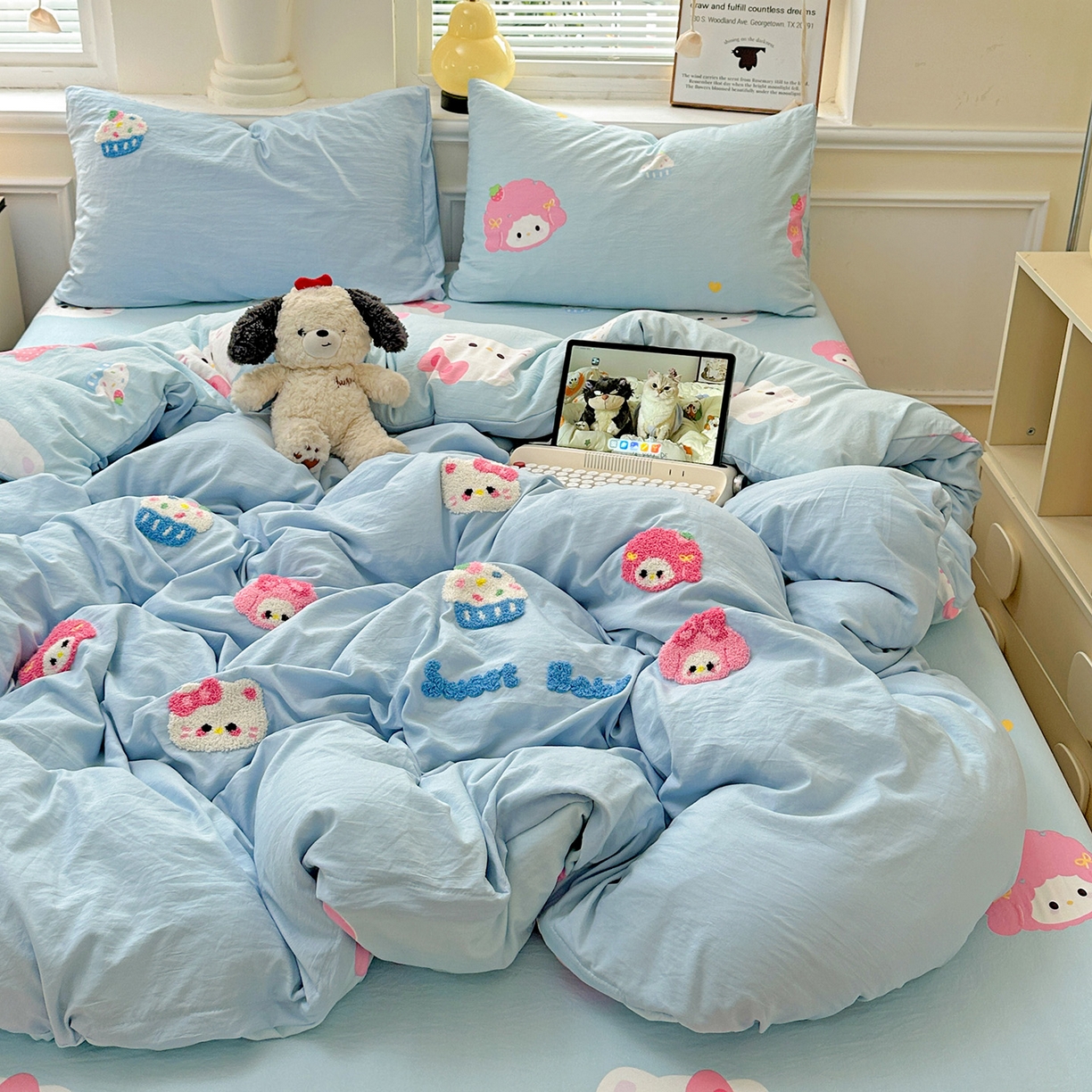 91家纺网 家纺一手货源 找家纺 奈颜 2025新款爆款水洗云朵棉毛巾绣四件套 小美喵喵-浅蓝