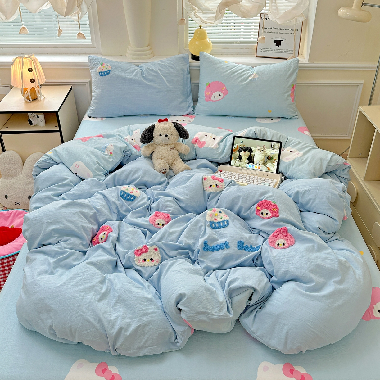 91家纺网 家纺一手货源 找家纺 奈颜 2025新款爆款水洗云朵棉毛巾绣四件套 小美喵喵-浅蓝