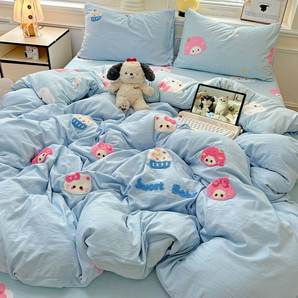 91家纺网 家纺一手货源 找家纺 奈颜 2025新款爆款水洗云朵棉毛巾绣四件套 小美喵喵-浅蓝