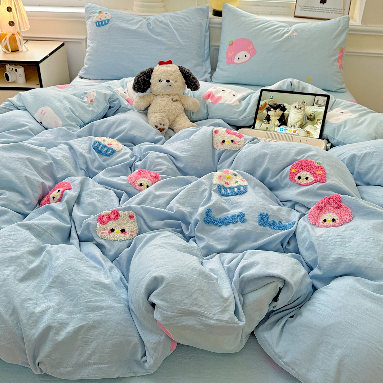 91家纺网 家纺一手货源 找家纺 奈颜 2025新款爆款水洗云朵棉毛巾绣四件套 小美喵喵-浅蓝