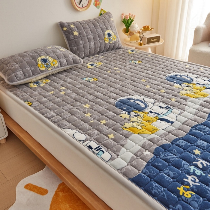 91家纺网 家纺一手货源 找家纺 奇丝雅 2025新款A类牛奶绒床褥床垫软垫家用学生宿舍上下铺寝室床护垫夹棉褥子-大床款单件 宇航员