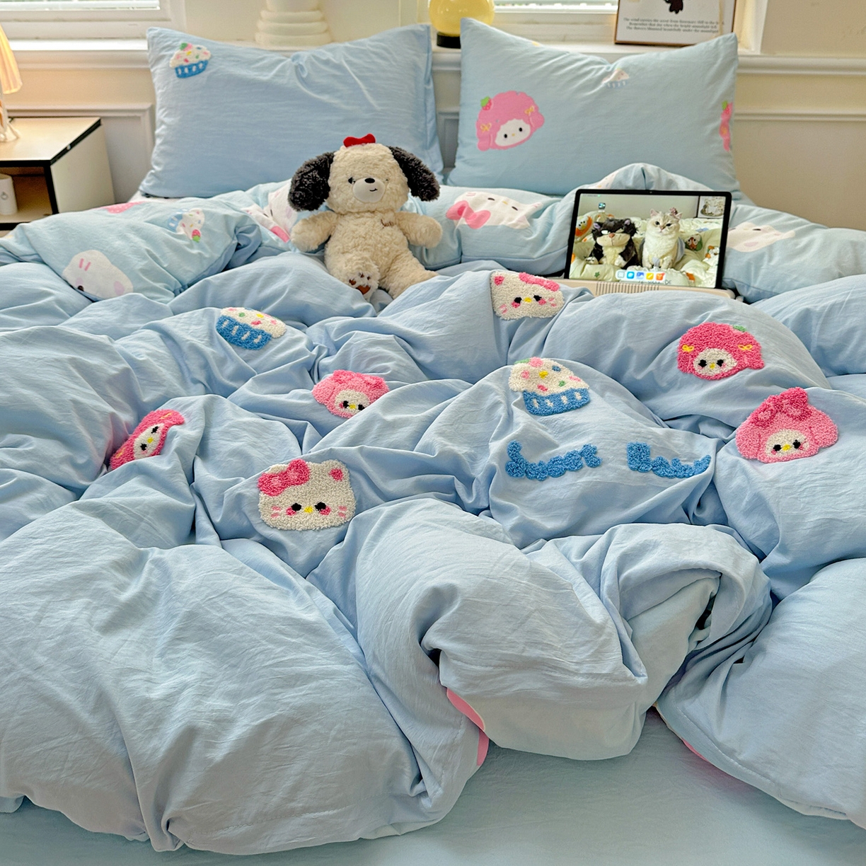 91家纺网 家纺一手货源 找家纺 奈颜 2025新款爆款水洗云朵棉毛巾绣四件套 小美喵喵-浅蓝