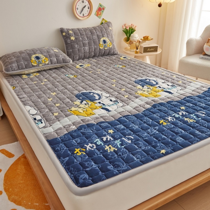 91家纺网 家纺一手货源 找家纺 奇丝雅 2025新款A类牛奶绒床褥床垫软垫家用学生宿舍上下铺寝室床护垫夹棉褥子-大床款单件 宇航员