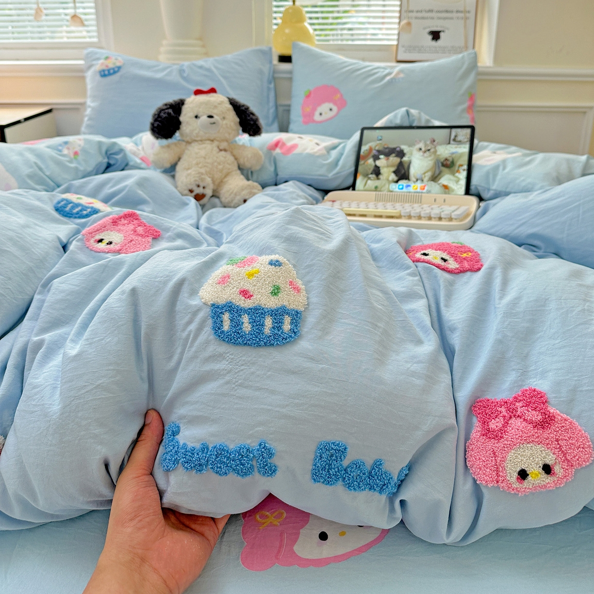 91家纺网 家纺一手货源 找家纺 奈颜 2025新款爆款水洗云朵棉毛巾绣四件套 小美喵喵-浅蓝