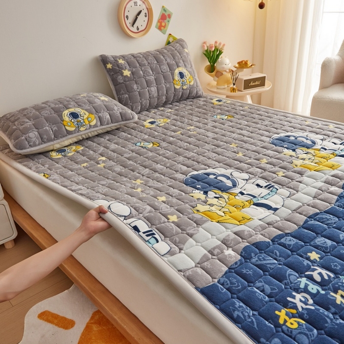 91家纺网 家纺一手货源 找家纺 奇丝雅 2025新款A类牛奶绒床褥床垫软垫家用学生宿舍上下铺寝室床护垫夹棉褥子-大床款单件 宇航员