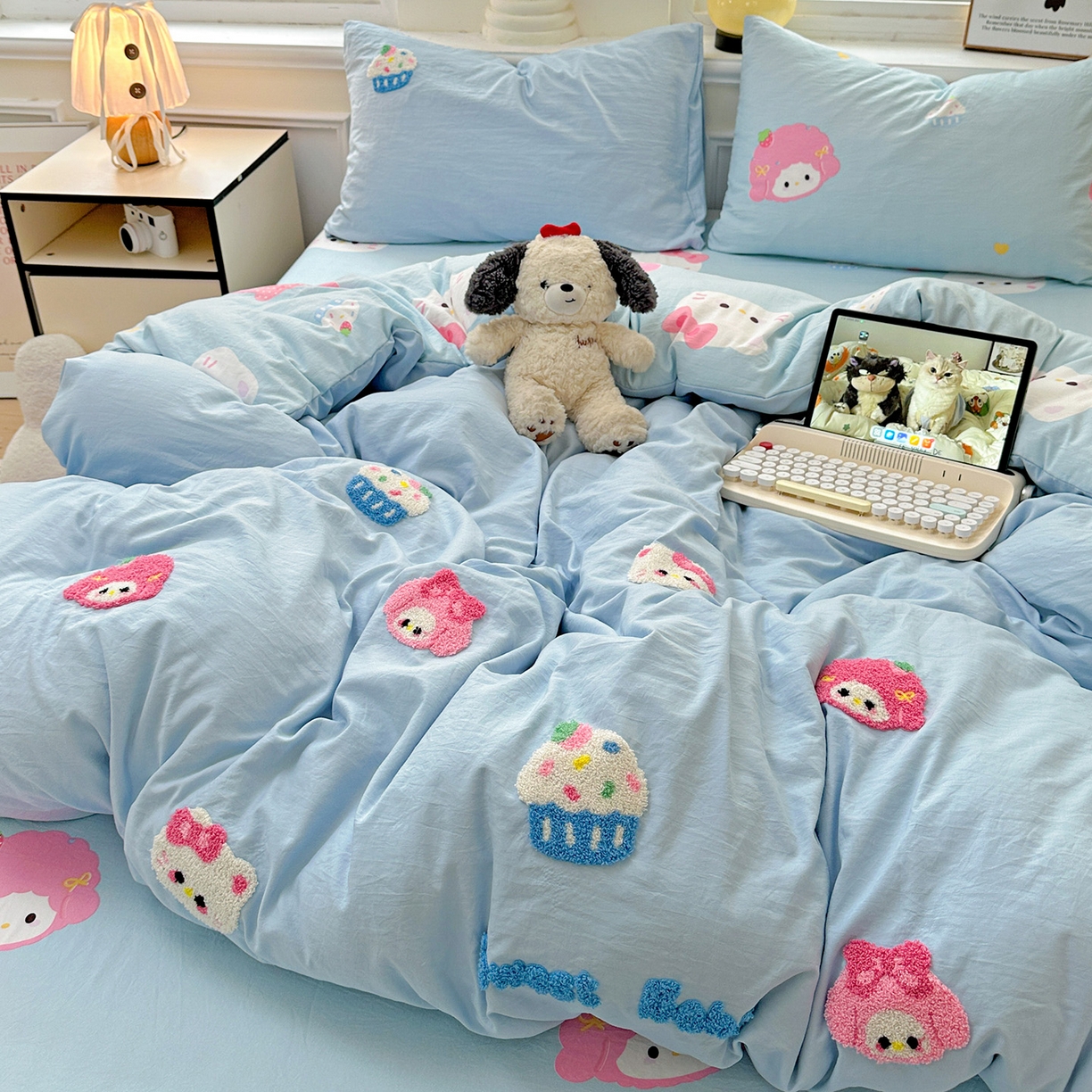 91家纺网 家纺一手货源 找家纺 奈颜 2025新款爆款水洗云朵棉毛巾绣四件套 小美喵喵-浅蓝