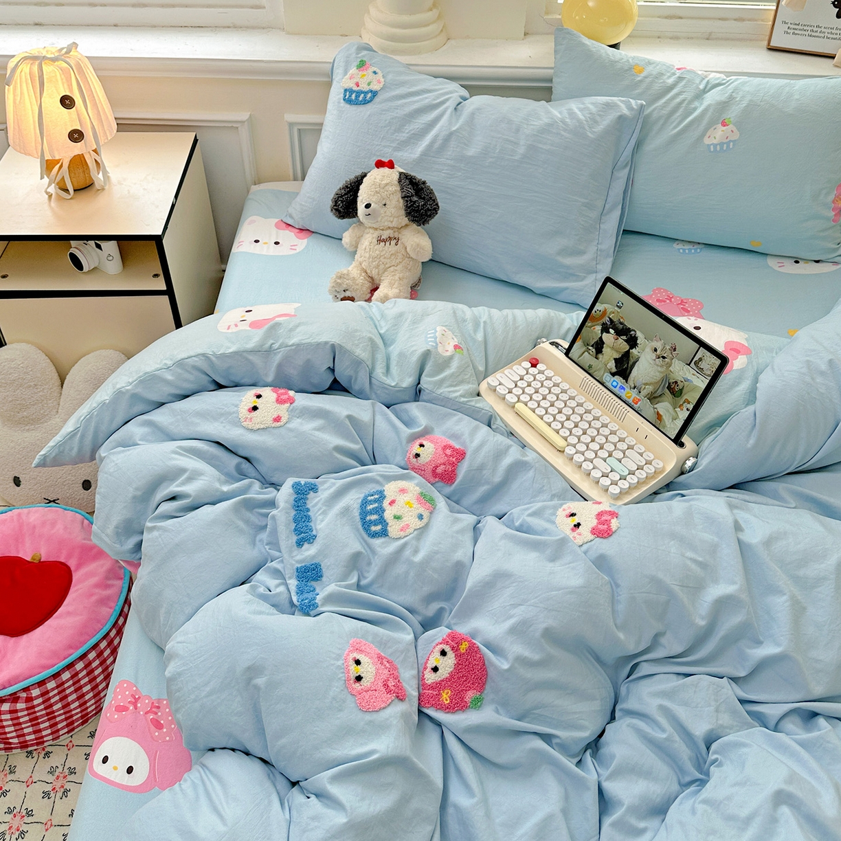 91家纺网 家纺一手货源 找家纺 奈颜 2025新款爆款水洗云朵棉毛巾绣四件套 小美喵喵-浅蓝