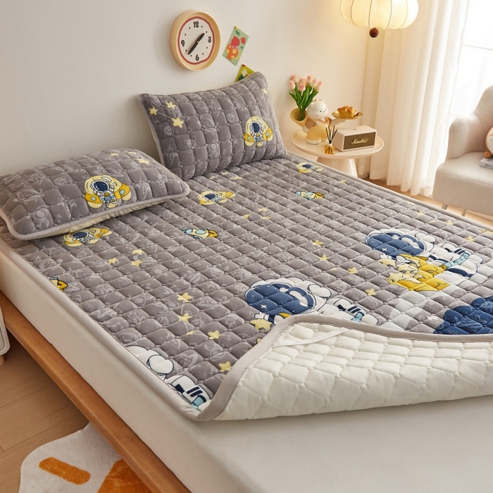 91家纺网 家纺一手货源 找家纺 奇丝雅 2025新款A类牛奶绒床褥床垫软垫家用学生宿舍上下铺寝室床护垫夹棉褥子-大床款单件 宇航员