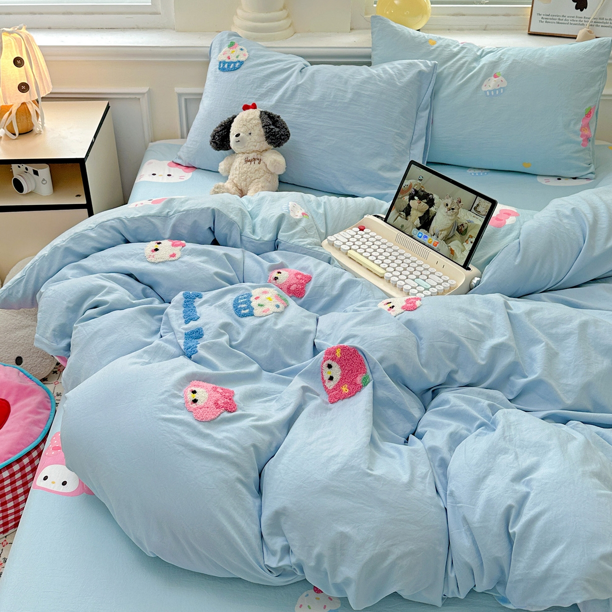 91家纺网 家纺一手货源 找家纺 奈颜 2025新款爆款水洗云朵棉毛巾绣四件套 小美喵喵-浅蓝