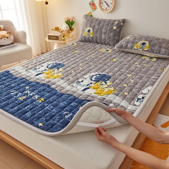 91家纺网 家纺一手货源 找家纺 奇丝雅 2025新款A类牛奶绒床褥床垫软垫家用学生宿舍上下铺寝室床护垫夹棉褥子-大床款单件 宇航员