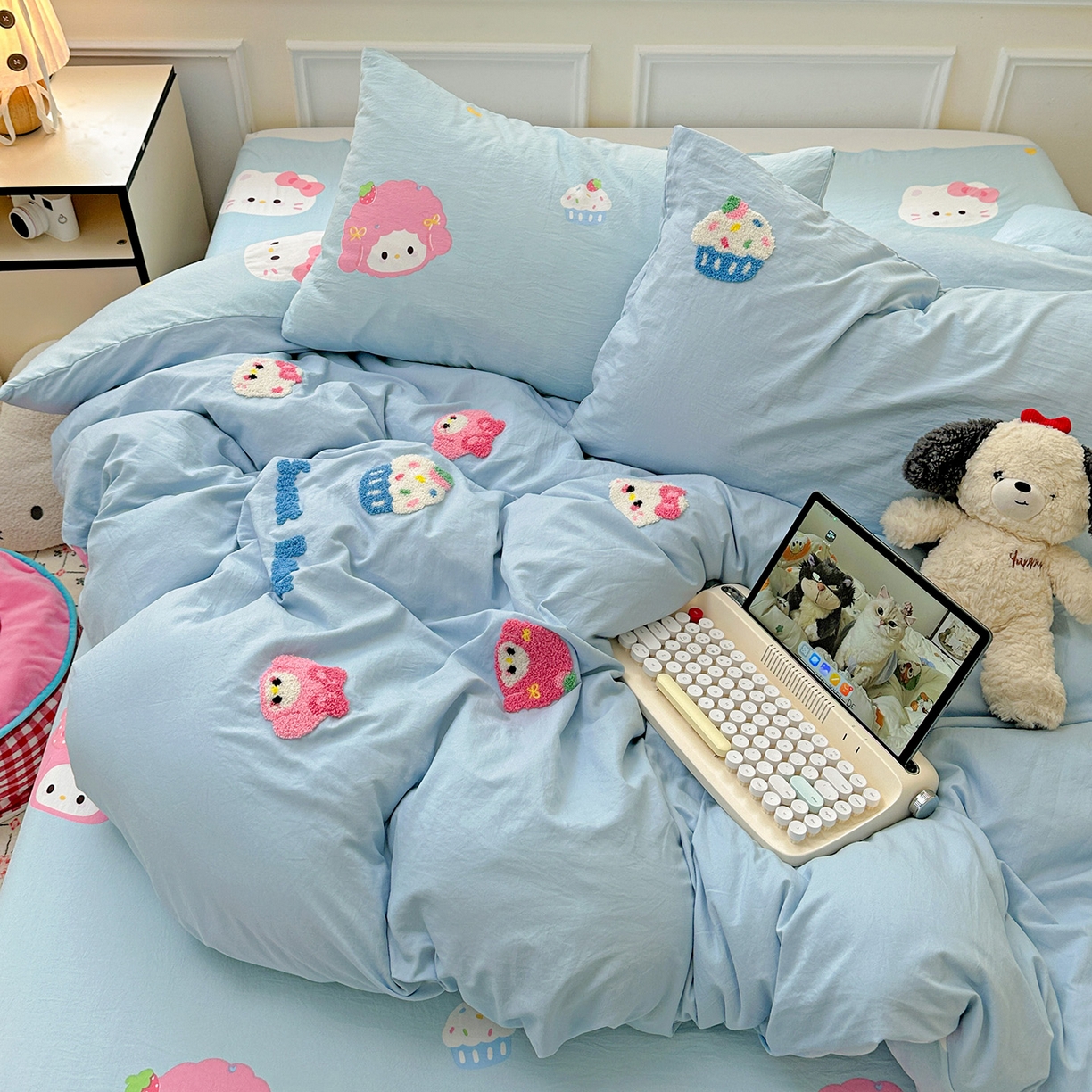 91家纺网 家纺一手货源 找家纺 奈颜 2025新款爆款水洗云朵棉毛巾绣四件套 小美喵喵-浅蓝