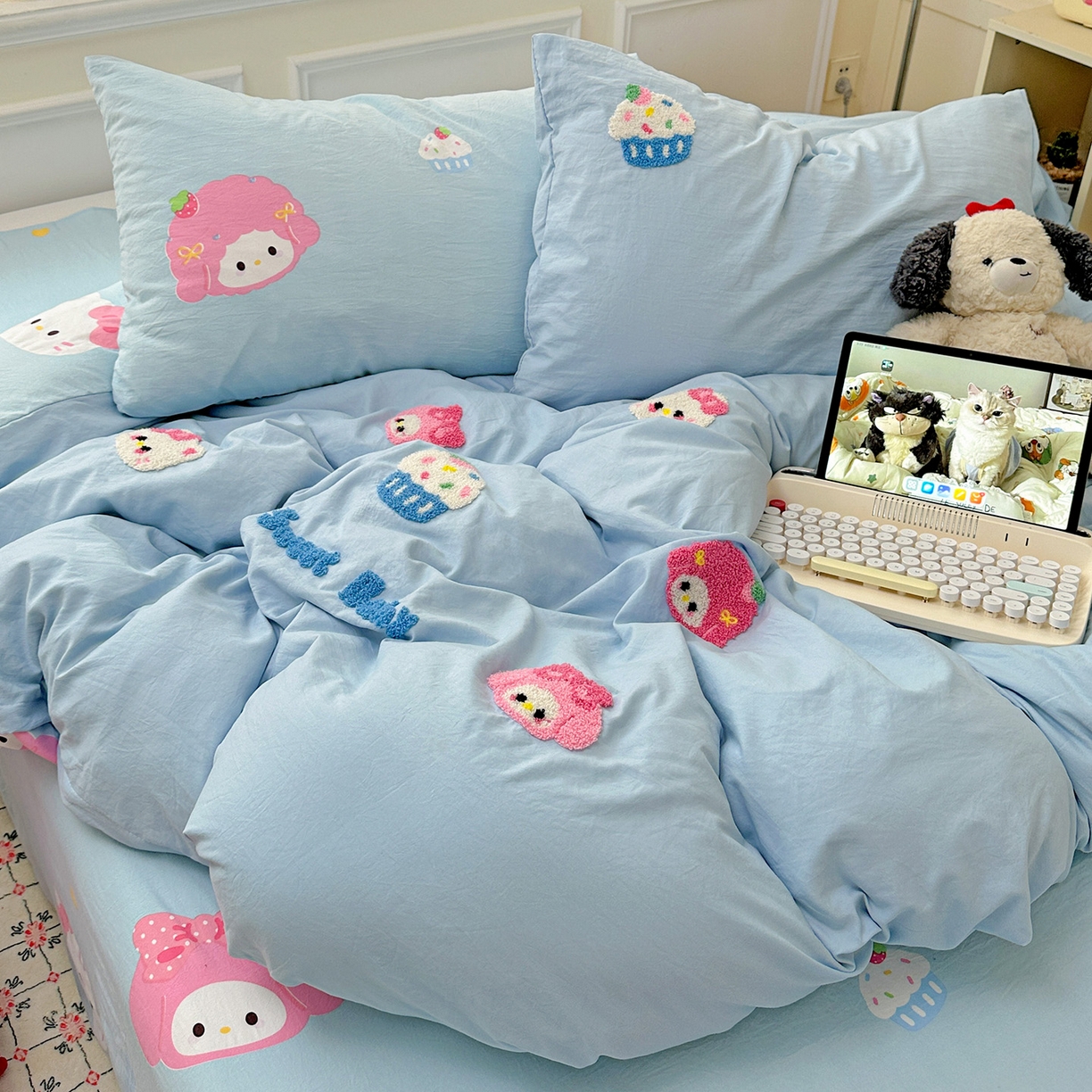 91家纺网 家纺一手货源 找家纺 奈颜 2025新款爆款水洗云朵棉毛巾绣四件套 小美喵喵-浅蓝