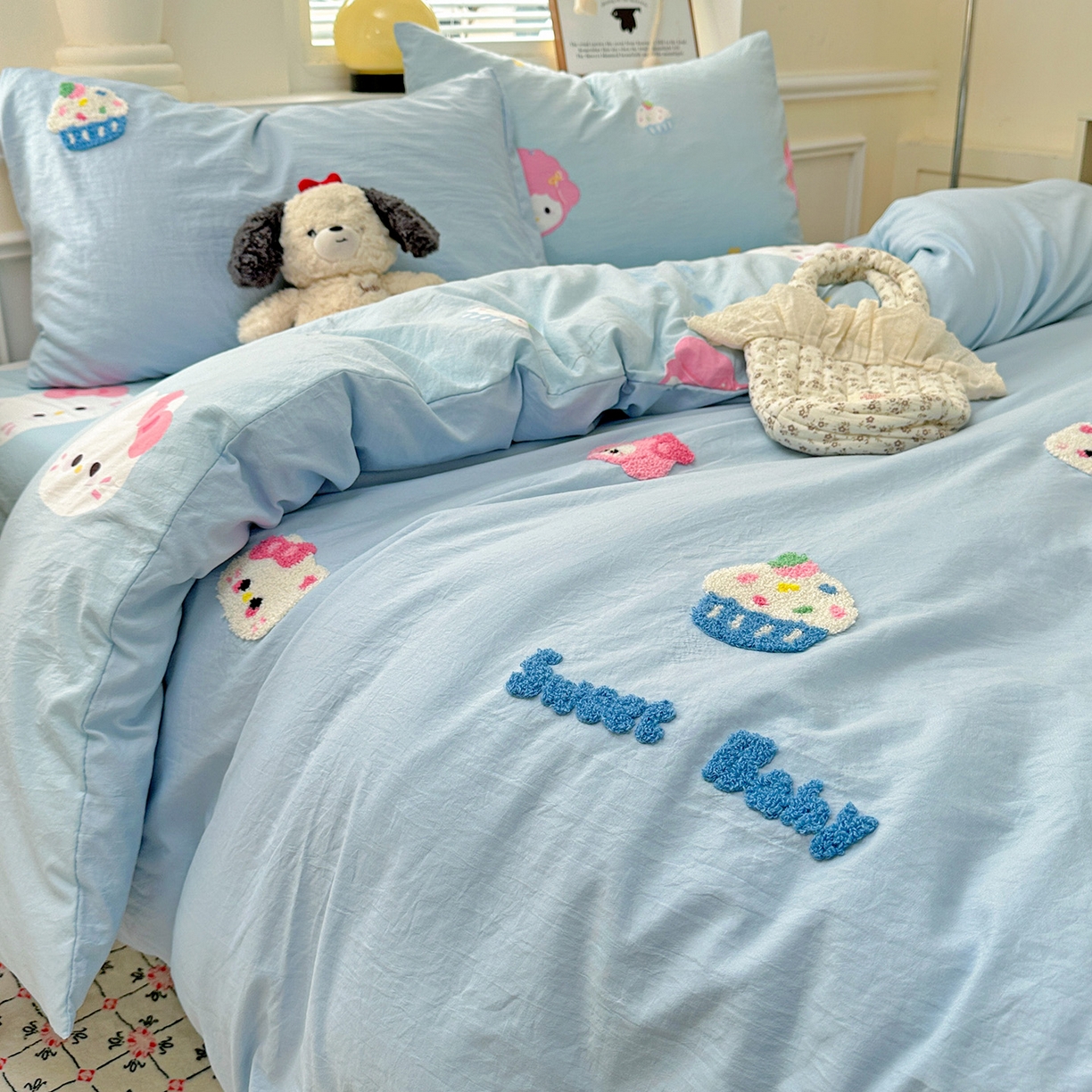 91家纺网 家纺一手货源 找家纺 奈颜 2025新款爆款水洗云朵棉毛巾绣四件套 小美喵喵-浅蓝