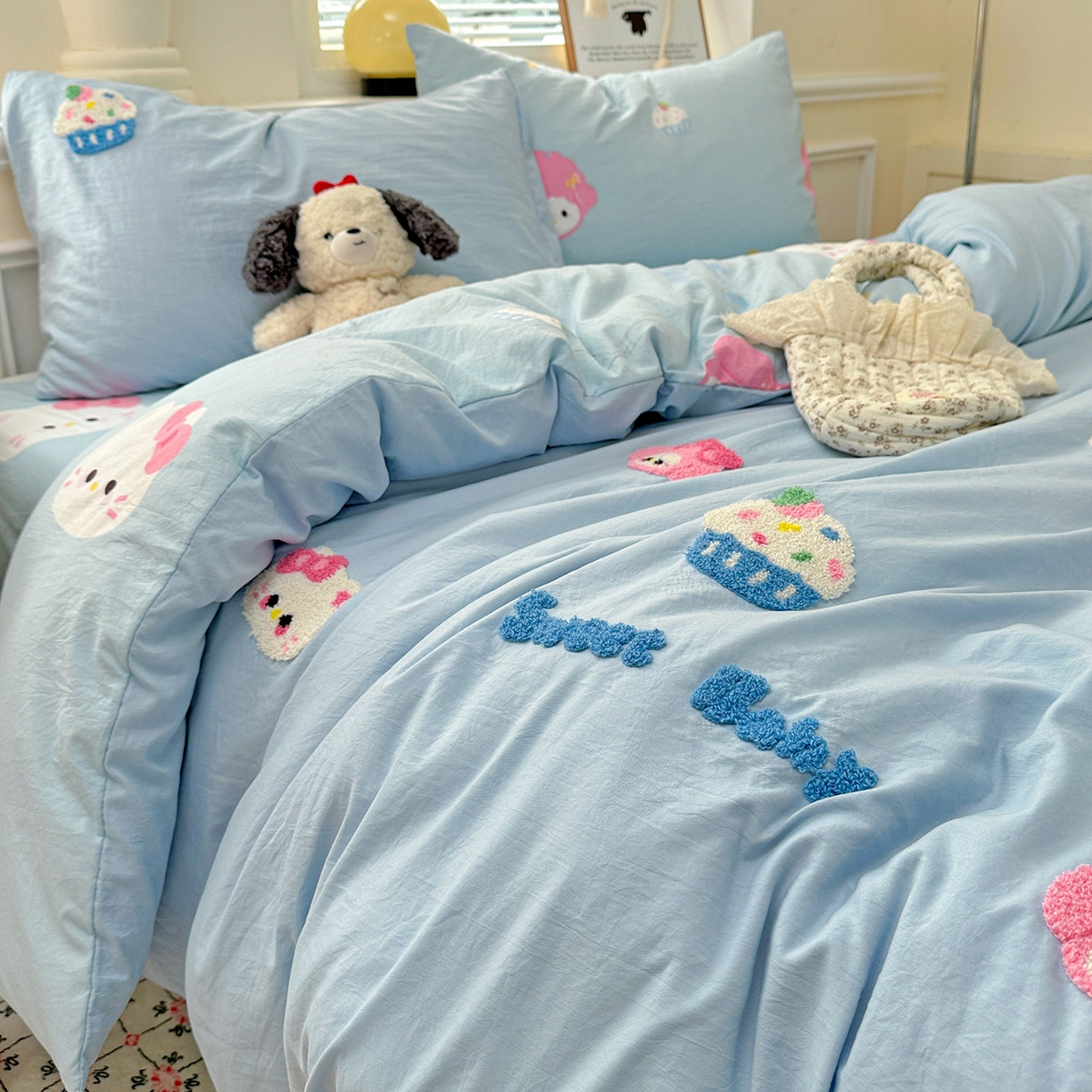 91家纺网 家纺一手货源 找家纺 奈颜 2025新款爆款水洗云朵棉毛巾绣四件套 小美喵喵-浅蓝