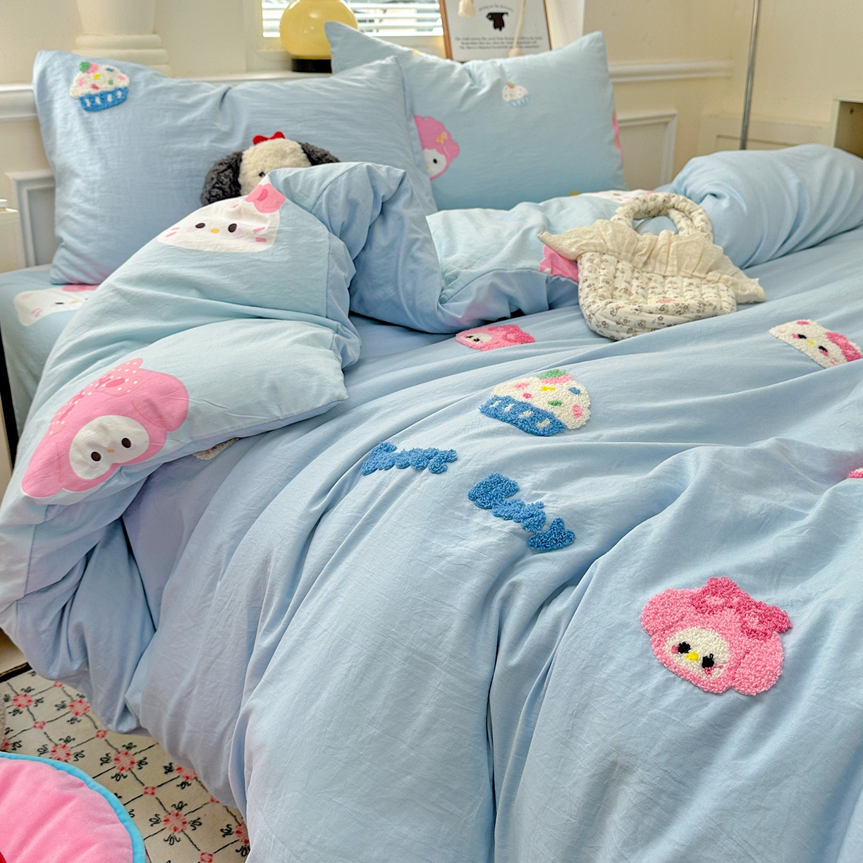 91家纺网 家纺一手货源 找家纺 奈颜 2025新款爆款水洗云朵棉毛巾绣四件套 小美喵喵-浅蓝