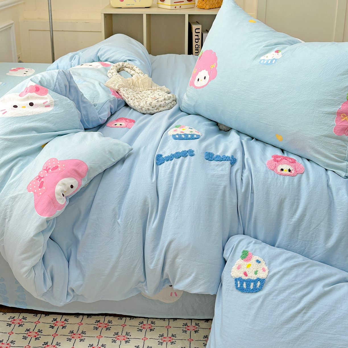 91家纺网 家纺一手货源 找家纺 奈颜 2025新款爆款水洗云朵棉毛巾绣四件套 小美喵喵-浅蓝