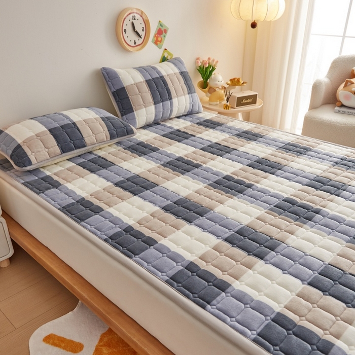 91家纺网 家纺一手货源 找家纺 奇丝雅 2025新款A类牛奶绒床褥床垫软垫家用学生宿舍上下铺寝室床护垫夹棉褥子-大床款单件 大蓝格